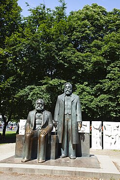 Germany, Berlin, Mitte, Statue os Karl Marx and Friedrich Engles in Marx-Engels-Forum.