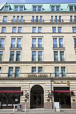 Germany, Berlin, Mitte, Hotel Adlon on the corner of Unter den Linden and WIlhelmstrasse.