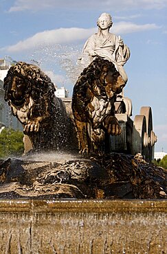 Spain, Madrid, Statue of Cibeles at Plaza de la Cibeles.