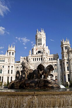 Spain, Madrid, Statue of Cibeles at Plaza de la Cibeles with the Central Post Office in the background.