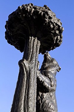 Spain, Madrid, Bear and Strawberry Tree, the symbol of Madrid, at Puerta del Sol.