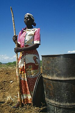 MALAWI  Farming Female worker on LOMADEF Lipangwe Organic Manure Demonstration Farm using chicken manure on land. Good crop yields are achieved without expensive fertilisers.