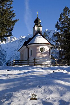 Kapelle am Lautersee Small chapel near Lautersee lake above Mittenwald, Mittenwald, Bavaria, Germany