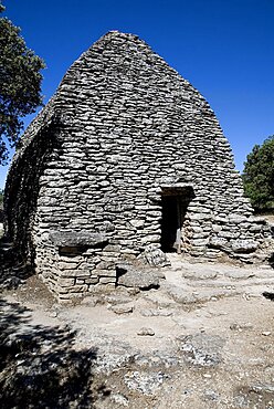 Stone barn in ancient village comprising of mortarless stone beehive shaped huts or bories, each with a specific function, the village was restored in 1976, Le Village des Bories, near Gordes, Provence, France, Europe