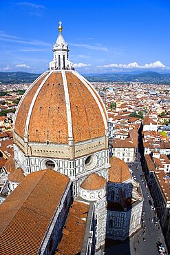 ITALY, Tuscany, Florence, The Dome of the Cathedral of Santa Maria del Fiore, the Duomo, by Brunelleschi with tourists on the viewing platform looking over the city towards the surrounding hills