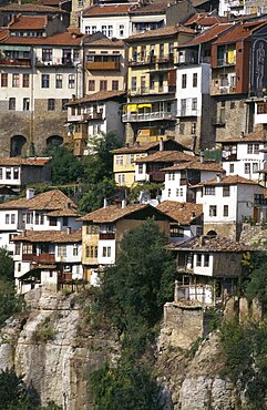 BULGARIA Lovech Veliko Tarnovo Town houses built on clifftop above gorge