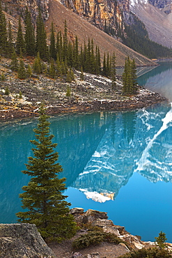 Turquoise waters of Moraine Lake reflect the mountain tops of the Rocky Mountains, Banff National Park, UNESCO World Heritage Site, Alberta, Canada, North America