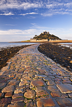 Causeway over to St. Michaels Mount at low tide, Marazion, Cornwall, England, United Kingdom, Europe