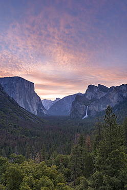 Colourful sunrise above Yosemite Valley from Tunnel View, Yosemite National Park, UNESCO World Heritage Site, California, United States of America, North America