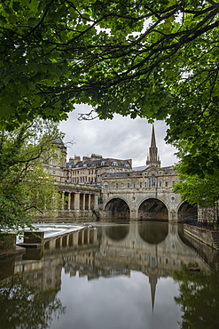 Pulteney Bridge reflected in the River Avon, Bath, UNESCO World Heritage Site, Somerset, England, United Kingdom, Europe