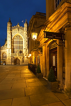 The Pump Room restaurant and Bath Abbey in Bath city centre, UNESCO World Heritage Site, Somerset, England, United Kingdom, Europe