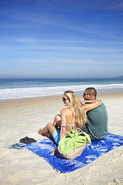 Couple on Ipanema beach, Rio de Janeiro, Brazil, South America 