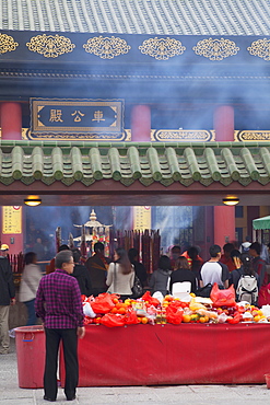 People praying at Che Kung Temple, Shatin, New Territories, Hong Kong, China, Asia