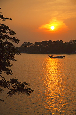 Perfume River (Huong River) at sunset, Hue, Thua Thien-Hue, Vietnam, Indochina, Southeast Asia, Asia