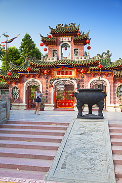 Tourist at Phouc Kien Assembly Hall, Hoi An, UNESCO World Heritage Site, Quang Nam, Vietnam, Indochina, Southeast Asia, Asia