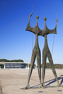 Supreme Federal Court, Dois Candangos (Two Labourers) sculpture, Three Powers Square, UNESCO World Heritage Site, Brasilia, Federal District, Brazil, South America