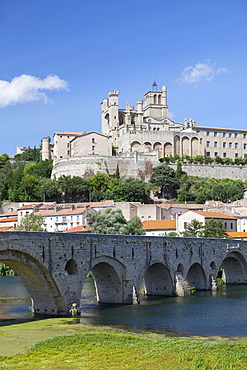 Saint Nazaire Cathedral and Pont Vieux (Old Bridge), Beziers, Herault, Languedoc-Roussillon, France, Europe