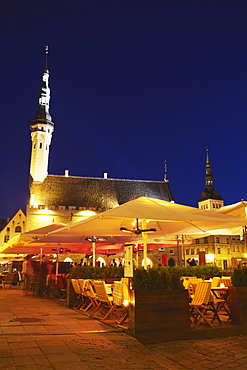 Outdoor cafes in Town Hall Square (Raekoja Plats), Tallinn, Estonia, Baltic States, Europe