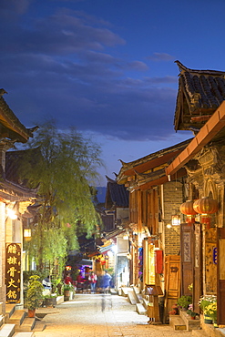 Alleyway at dusk, Lijiang, UNESCO World Heritage Site, Yunnan, China, Asia