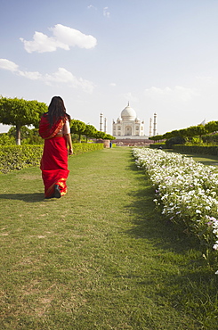 Woman in sari walking in Mehtab Bagh with Taj Mahal in background, UNESCO World Heritage Site, Agra, Uttar Pradesh, India, Asia