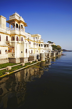 Bagore-ki-Haveli on Lake Pichola, Udaipur, Rajasthan, India, Asia