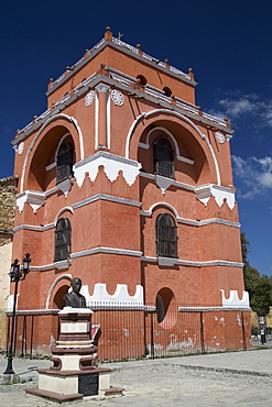 Arco-Torre del Carmen built in 1677, and statue of Mariano Ruiz Suasnavar in the foreground, San Cristobal de las Casas, Chiapas, Mexico, North America