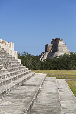 Palace of the Governor on the left and Pyramid of the Magician beyond, Uxmal, Mayan archaeological site, UNESCO World Heritage Site, Yucatan, Mexico, North America