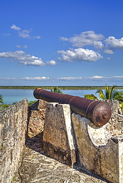 Old cannon, Ramparts of San Felipe Fort, built in 1733, Laguna Bacalar, Quintana Roo, Mexico, North America