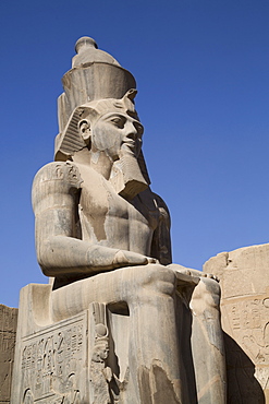 Statue of seated Ramses II, Court of Ramses II, Luxor Temple, Luxor, Thebes, UNESCO World Heritage Site, Egypt, North Africa, Africa