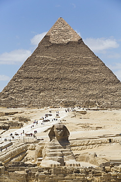 Sphinx in foreground and Pyramid of Chephren, The Giza Pyramids, UNESCO World Heritage Site, Giza, Egypt, North Africa, Africa