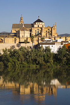 Guadalquivir River and The Great Mosque (Mesquita) and Cathedral of Cordoba, UNESCO World Heritage Site, Cordoba, Andalucia, Spain, Europe