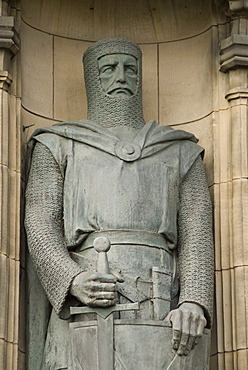 Statue of Sir William Wallace at entrance to Edinburgh Castle, Edinburgh, Scotland, United Kingdom, Europe