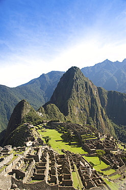 The ruins of Machu Picchu, with Huayna Picchu in the background, UNESCO World Heritage Site, The Sacred Valley, Peru, South America