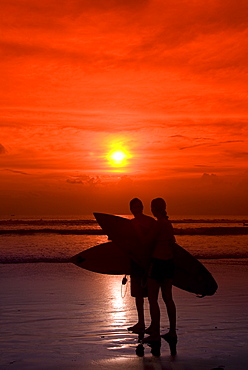 Two surfers calling it a day, Kuta Beach, Bali, Indonesia, Southeast Asia, Asia