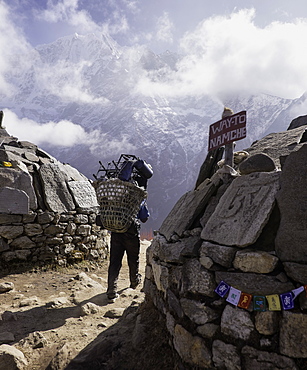 A sherpa leaving Tengboche on the way to Namche Bazaar, Himalayas, Nepal, Asia