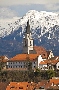 St. Cantianus Church in the foreground and the Kamnik Alps behind, Kranj, Slovenia, Europe