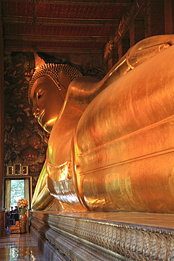 Reclining Buddha, 46 meters long, Wat Pho (Wat Po) (Wat Phra Chetuphon), Rattanakosin (Ratanakosin), Bangkok, Thailand, Southeast Asia, Asia