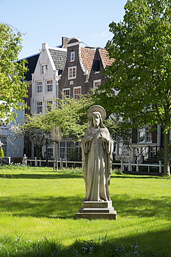 The Begijnhof, one of the oldest inner courts in Amsterdam, Amsterdam, Netherlands, Europe