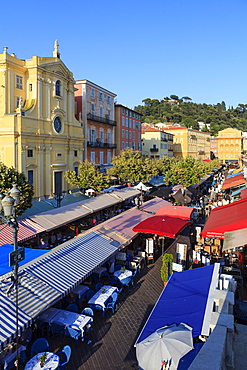 Outdoor restaurants set up in Cours Saleya, Nice, Alpes Maritimes, Provence, Cote d'Azur, French Riviera, France, Europe