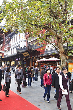 Shopping in the Yu Yuan (Yuyuan) Bazaar, Shanghai, China, Asia