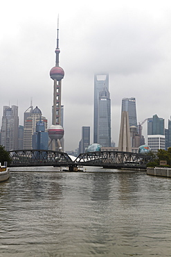 Waibaidu Bridge (Garden Bridge) over Suzhou Creek, Pudong skyline with Oriental Pearl Tower and Shanghai World Financial Center beyond, Shanghai, China, Asia