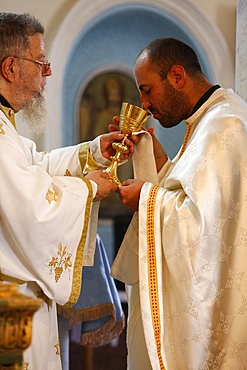 Sunday Mass celebrated by Bishop Elias Chacour giving the Eucharist, Haifa Melkite Cathedral, Haifa, Israel, Middle East