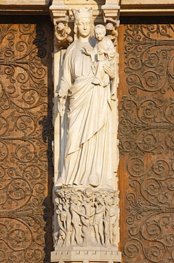 Virgin and Child, Virgin's Gate, west front, Notre Dame Cathedral, UNESCO World Heritage Site, Paris, France, Europe