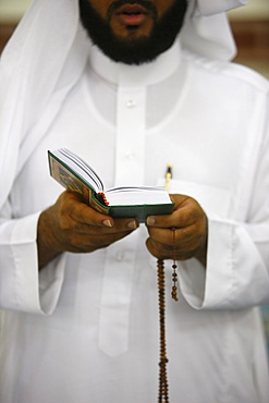 Muslim reading Koran, Jumeirah mosque, Dubai, United Arab Emirates, Middle East