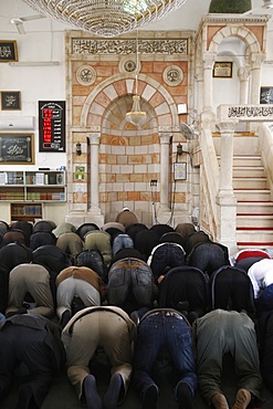 Prayer in Al-Sharia mosque, Jabal Lweibdeh, Amman, Jordan, Middle East