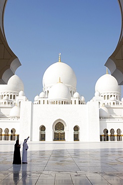 Sheikh Zayed Grand Mosque, the biggest mosque in the U.A.E. and one of the 10 largest mosques in the world, Abu Dhabi, United Arab Emirates, Middle East