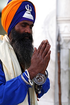 Sikh soldier praying in Bangla Sahib Gurdwara, New Delhi, India, Asia