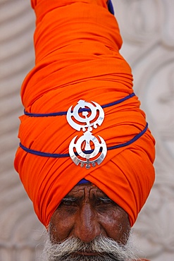 Sikh warrior in Gurdwara Sisganj, Old Delhi, India, Asia