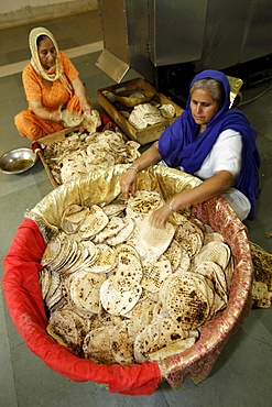 Chapatti making in the communal kitchen of Bangla Sahib Gurdwara, New Delhi, India, Asia