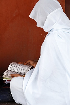 Woman reading at Jamma Masjid (Delhi Great Mosque), Delhi, India, Asia